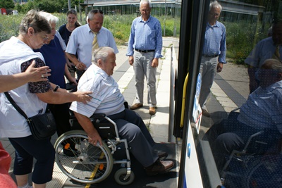Mit Unterstützung der sehbehinderten Marliese Glaser erreichte Edmund Holdefer mit seinem Rollstuhl den ausgewiesenen Platz im Mehrzweckbereich des Busses