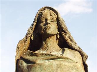 Skulptur Hildegard von Bingen