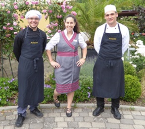 Bestanden: (v.l.) Koch Sebastián Acosta, Hotelfachfrau Maria Marin und Koch Jose Pérez im Wohlfühlhotel Alte Rebschule in Rhodt.