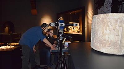 Forschungsteam von der Universität Bonn und der 3D-Scanner in der Ausstellung „Maya – Das Rätsel der Königsstädte“. Bildnachweis: Historisches Museum der Pfalz
