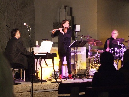Joe Völker am Piano, Petra Erdtmann an der Querflöte und Peter Götzmann am Schlagzeug