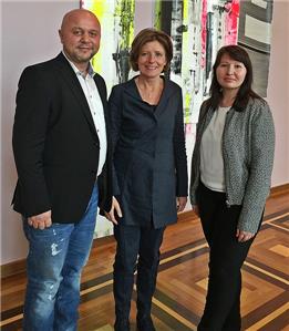 Ministerpräsidentin Malu Dreyer mit dem AGARP-Vorsitzenden, Aleksander Ceh, und der Beisitzerin im Vorstand, Natalia Reimer-Gutsch