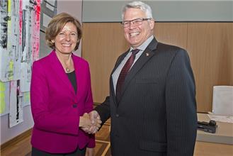 Ministerpräsidentin Malu Dreyer im Gespräch mit dem neuen Generalkonsul der USA, Jim Hermann.