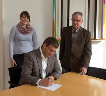 Direktor und Geschäftsführer Dr. Eckart Köhne unterzeichnete am 27. September 2013 im Beisein von Kurt Scherer, Vorsitzender des Netzwerks, und Melanie Weber, stellvertretende Netzwerkvorsitzende, die Netzwerk-Leitlinien.