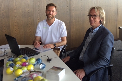 Bürgermeister Stefan Veth (r.) beim Balance Check mit Ralf Schmitt, Berater Betriebliches Gesundheitsmanagement bei der BARMER GEK.