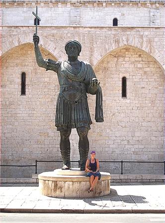 Die mutmaßliche Statue von Valentinian I. mit der Altriper Touristin Sabine Lutz-Jungbauer