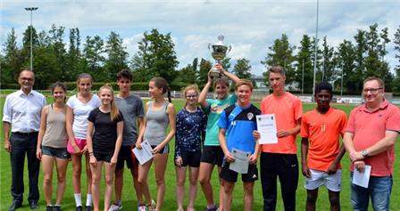 Das Europa-Gymnasium Wörth erkämpfte sich den Wanderpokal der Schulen in der Altersklasse JU 16. Landrat Dr. Fritz Brechtel und Organisator Norbert Pirron gratulierten dazu.
