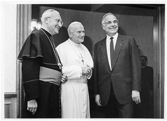 Bischof Anton Schlembach, Papst Johannes Paul II. und
Bundeskanzler Helmut Kohl am 4.5.1987 in Speyer.
Bildnachweis:
Bettina Deuter