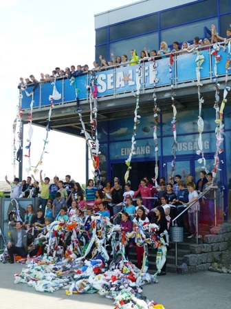 Ein Teil ist geschafft: Die längste Plastiktütenkette der Welt ist das erklärte Ziel der SEA LIFE Großaquarien. Der offizielle GUINNESS WORLD RECORDS™ REKORDVERSUCH findet am 17. Juni am Timmendorfer Strand an der Ostsee statt.