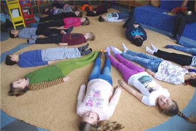 Die Grundschüler bei ihrer Yogastunde.