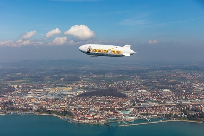 Der Europa-Park Zeppelin schwebt über dem Bodensee
