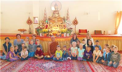Kinder des Südstadtkindergartens zu Besuch im buddhistischen Tempel von Altlußheim