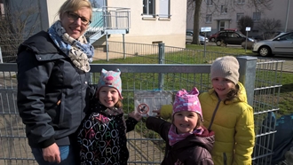 Umweltdezernentin Stefanie Seiler und die Kinder sind sich einig: Die Kita ist kein Hundeklo!