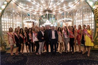 Arne Henne, Michael Mack und Dr. Nikolaus Förster umgeben von 24 Schönheiten, die an der Wahl zur Miss EM 2016 teilnahmen. (© Miss Germany Corporation)