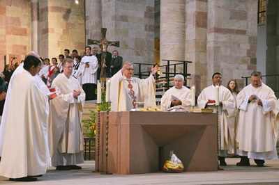 Bischof Wiesemann mit den Konzelebranten des Gottesdienstes zur Wallfahrt der muttersprachlichen Gemeinden im Speyerer Dom.