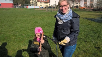 Umweltdezernentin Stefanie Seiler und Sophia entsorgen einen Scheibenwischer