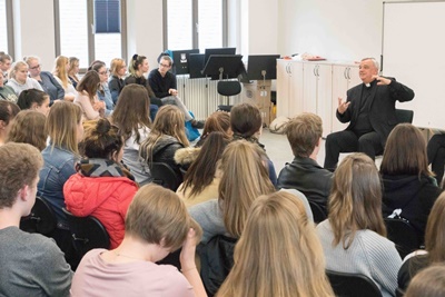 Bischof Karl-Heinz-Wiesemann stellte sich den kritischen Fragen der Schüler zur Kirche und gab Einblicke in sein persönliches Leben.